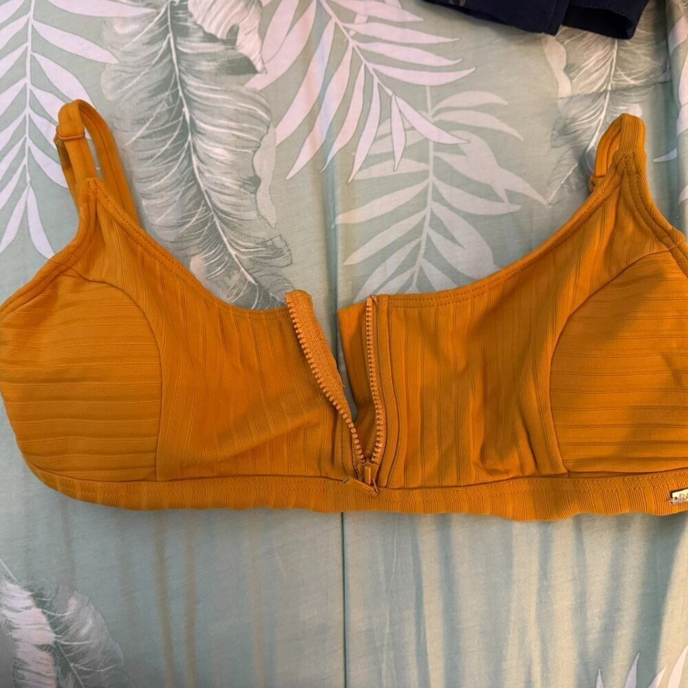 Roxy bikini top - mustard/orange color - front zipper works